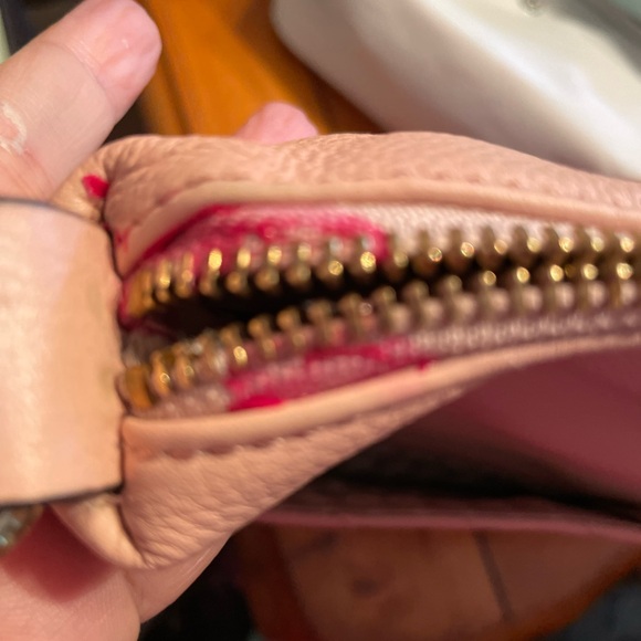 Karl Lagerfield  has shoulder strap. Pocket on outside - Picture 6 of 8